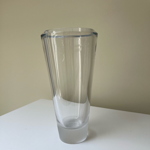 Vera Wang Illusion by Wedgwood Germany Clear Crystal Vase Frosted Base 12” - Picture 1 of 5